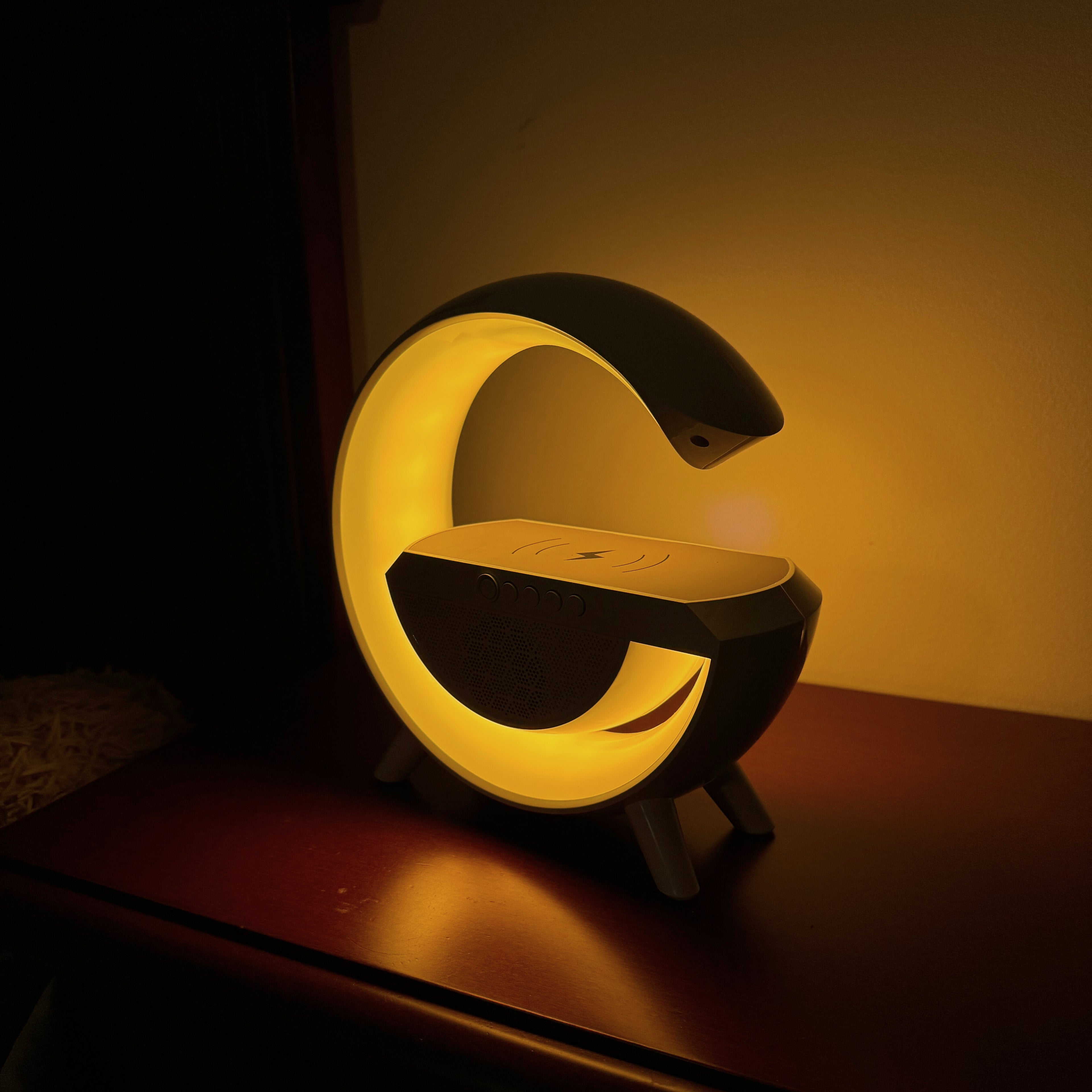 Lampă 3 în 1 cu încărcare wireless și boxă Bluetooth